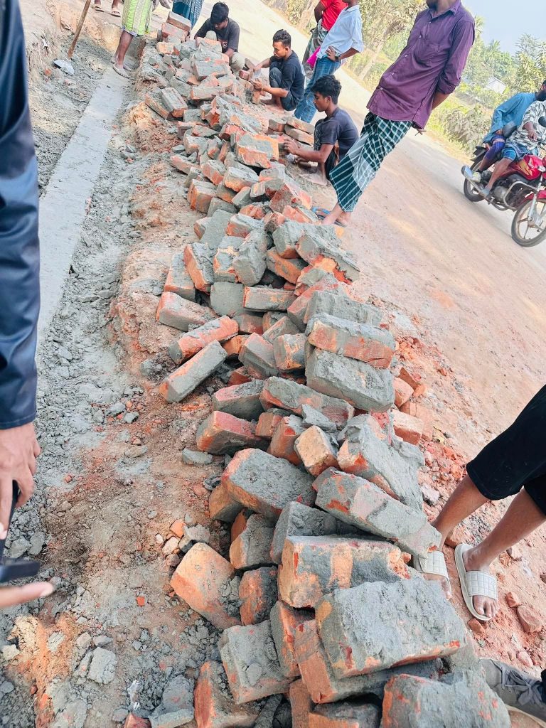 কুমিল্লার চান্দিনায় নিম্নমানের সড়ক নির্মাণ কাজ বন্ধ করে দিল এলাকাবাসী